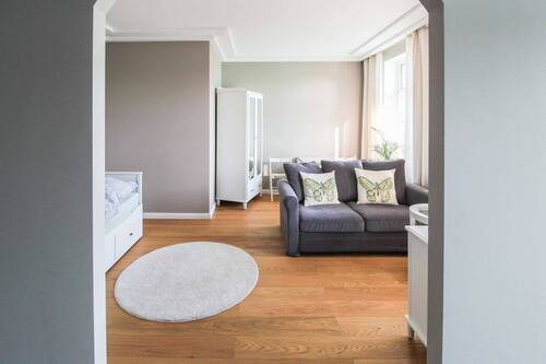 Durchgang Küche in Wohnzimmer - 2 Zimmer Etagenwohnung zum Kaufen in Leipzig