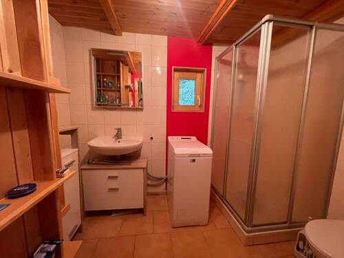 Bad mit Dusche und WC - 