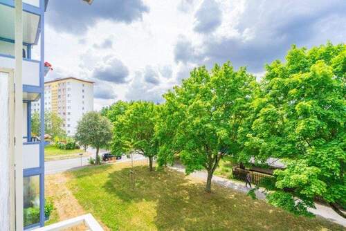 Blick vom Balkon - Etagenwohnung mit 58,20 m&sup2; in Chemnitz zur Miete