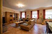 Wohnzimmer Obergeschoß Vorderhaus - Mehrfamilienhaus, Wohnhaus mit 387,00 m&sup2; in Kamenz zum Kaufen