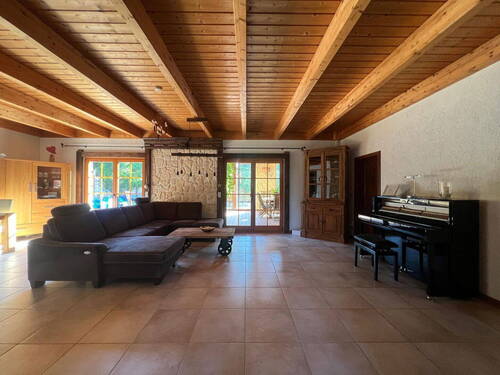 Großzügiges Wohnzimmer - 