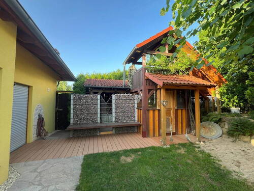 Gartenbereich mit Holzhütte - 