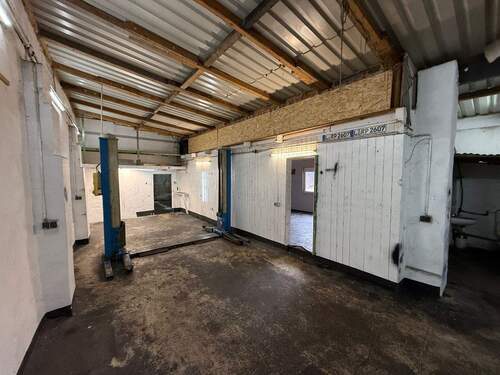 Halle mit Hebebühne.jpg - Hofhalle mit Hebebühne – ideal für Werkstatt oder Lager