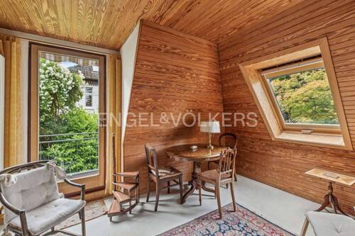 Zimmer 3 im Dachgeschoss mit Zugang zum Balkon - 