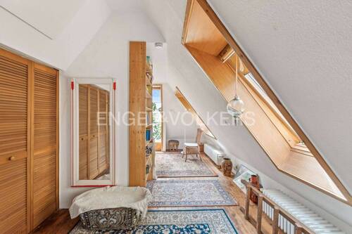 weitere Ansicht wohnlich ausgebauter Dachboden (Spitzboden) mit zweitem Balkon - 
