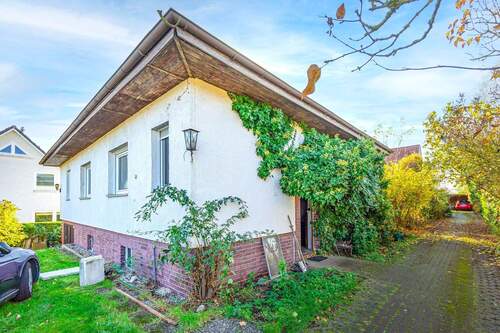 Zufahrtsweg und Hauseingang - 4 Zimmer Einfamilienhaus zum Kaufen in Ahrensfelde OT Lindenberg Klarahöh