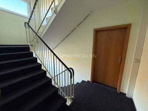 gepflegtes Treppenhaus - 4 Zimmer Etagenwohnung in Rostock / Lichtenhagen