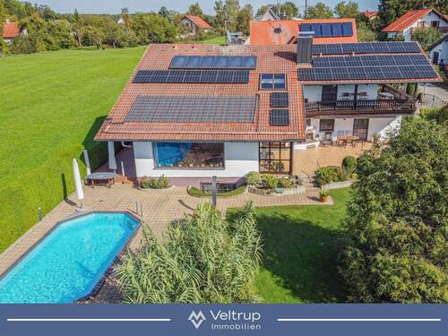 Ihr Neues Zuhause - LANDHAUS MIT HOCHWERTIGER SOLARTECHNIK, POOL UND BLICK INS GRÜNE
