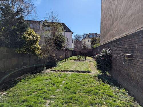 Garten mit Obstbäumen - 