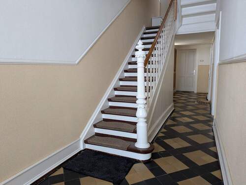 Treppenhaus Erdgeschoss - 8 Zimmer Mehrfamilienhaus, Wohnhaus zum Kaufen in Köln