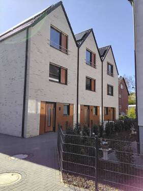 1000001194.jpg - ***BÜSCHER IMMOBILIEN*** Modernes Stadthaus mit kleinem Garten & Photovoltaik – KfW-40 Effizienz in Münster-Angelmodde