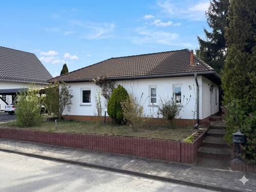 Objektvorderseite - 3 Zimmer Einfamilienhaus zum Kaufen in Gräfenhainichen