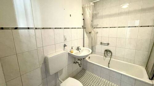 Badezimmer - Etagenwohnung mit 65,00 m&sup2; in Lennestadt / Meggen zum Kaufen