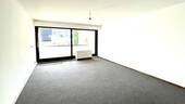 Wohnzimmer mit Zugang zum Balkon - 