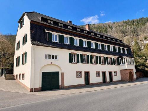 Bild 1 - Wunderschöne, komplett renovierte 140qm Altbauwohnung nahe Neustadt mit Garten & 2 PKW Stellplätzen