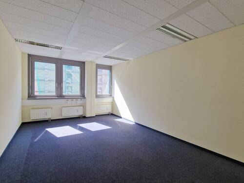 Büro links - Arbeiten, wo andere Sightseeing machen! Büroflächen im 2. Obergeschoss zu vermieten.