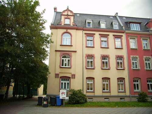 Straßenansicht - Ab 01.07.26!! Gemütliche kleine 2 Raum Dachwohnung mit Südbalkon