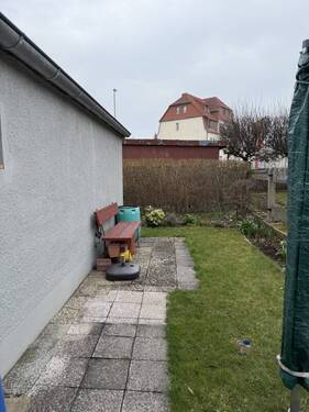 Garten hinter Garage - 