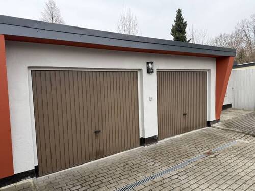 Garagen hinten - 6 Zimmer Mehrfamilienhaus, Wohnhaus in Mittweida