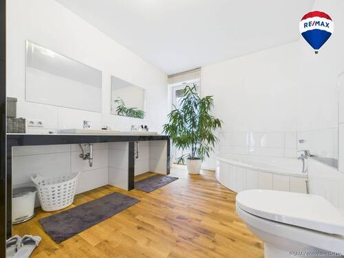 REMAX Immobilien DeLux Einfamilienhau Badezimmer Neunkirchen Mark Borowicz - 