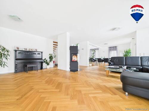 REMAX Immobilien DeLux Einfamilienhau Wohnzimmer Neunkirchen Mark Borowicz - Einfamilienhaus mit 330,00 m&sup2; in Neunkirchen zum Kaufen