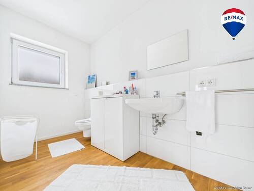 REMAX Immobilien DeLux Einfamilienhau Badezimmer Neunkirchen Mark Borowicz - 
