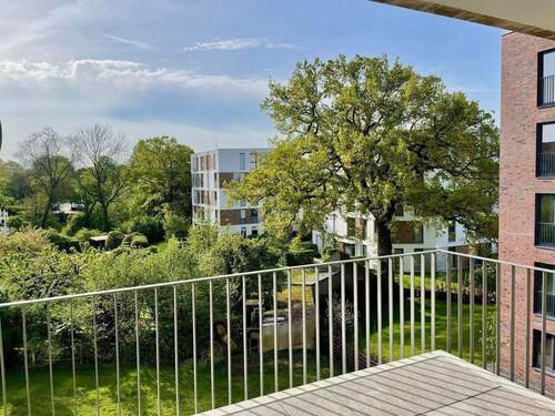 Balkonausblick ins Grüne vom Balkon WE 39 - Schulauer Hafenterrassen: Moderne 3 Zi. Neubau Wohnung mit Balkon, Aufzug & TG-Stellplatz in Elbnähe