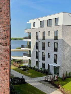 Kleiner Elbblick aus dem S/W-Wohnzimmerfenster - Etagenwohnung mit 100,30 m² in Wedel zur Miete