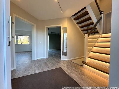 Diele - 8 Zimmer Einfamilienhaus zur Miete in Quickborn