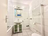 Innenliegendes Badezimmer mit Badewanne ähnlich 1 - 
