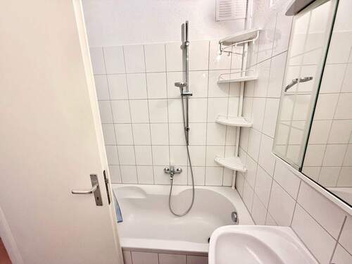 Innenliegendes Badezimmer mit Badewanne ähnlich 2 - 