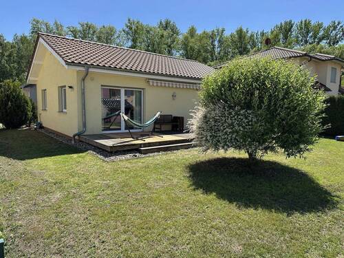 Garten mit Baum und Terrasse - Urlaubsfeeling in deinem Ferienhaus am Geiseltalsee