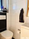 Ihr modernes Gäste-WC mit Fenster im Erdgeschoss - 