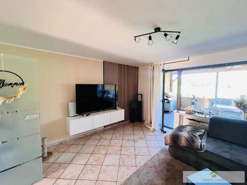 Ihr gemütliches Wohnzimmer mit Zugang zur Loggia + zum offenen Esszimmer + Küche - Reihenmittelhaus mit 90,00 m² in Werl zum Kaufen