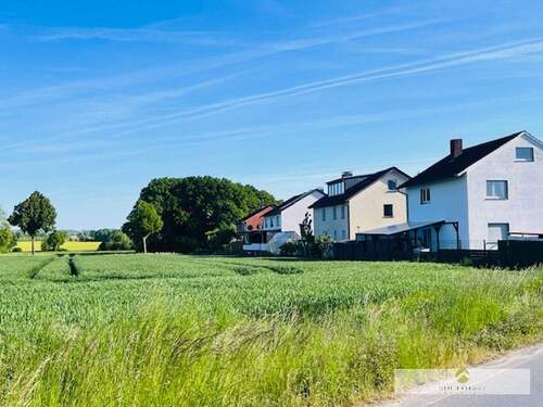 Blick über's Feld zum Haus - 
