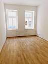 Wohnzimmer - Terrasse - Stellplatz mgl. - Wanne u. Dusche - Parkett - Frei ab 1.4.26