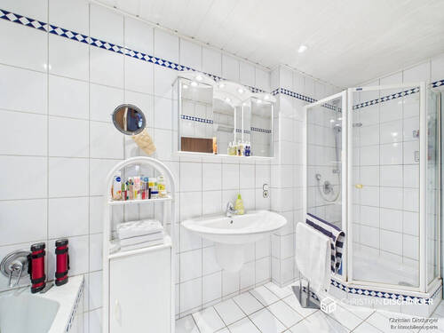 Bad - Mehrfamilienhaus, Wohnhaus mit 254,90 m² in Regensburg zum Kaufen