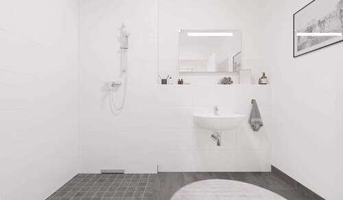 Ein modern gefliestes Badezimmer mit bodengleicher Dusche - Etagenwohnung mit 87,00 m² in Rostock zum Kaufen