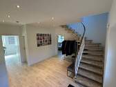 Flur mit Treppenaufgang EG - 