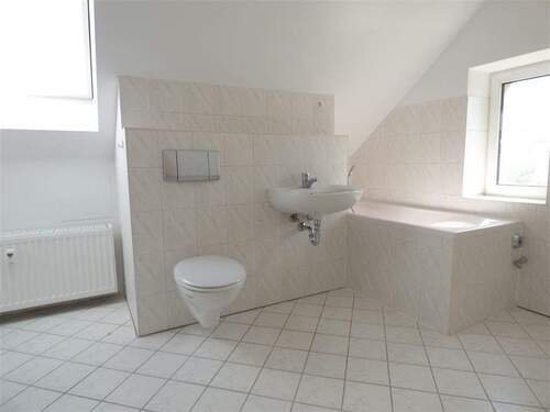 Bad - Ideal für Singles, junge Paare! Tolle 2-Raum Whg im DG. Bad m. Fenster, Wanne und Dusche!