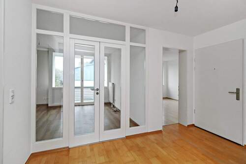 Flur mit Blick ins Wohnzimmer - Etagenwohnung mit 76,00 m&sup2; in Berlin zum Kaufen