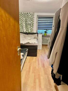 Freundliches Schlafzimmer ähnlich - 4 Zimmer Einfamilienhaus zum Kaufen in Nürnberg