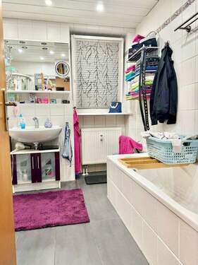 Tageslichtbad mit Badewanne und Dusche ähnlich - 