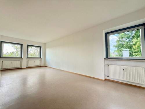 Heller Wohn- und Essbereich vor Renovierung - 4 Zimmer Terrassenwohnung zum Kaufen in Bogen