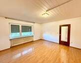 Großzügiger und heller Wohn-/Schlafbereich - Provisionsfrei! Freie und helle 1-Zimmer-Wohnung im 1.Obergeschoss in nettem MFH in Nürnberg Katzwang