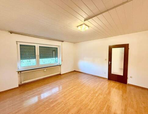 Großzügiger und heller Wohn-/Schlafbereich - Provisionsfrei! Freie und helle 1-Zimmer-Wohnung im 1.Obergeschoss in nettem MFH in Nürnberg Katzwang