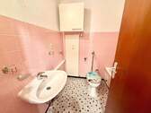 Nettes Bad mit Badewanne und elektrischer Abluft - 