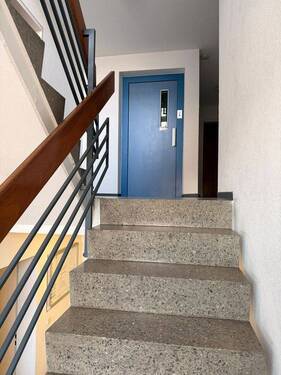 Treppenhaus zum Aufzug - Etagenwohnung mit 79,00 m&sup2; in Weinstadt zum Kaufen