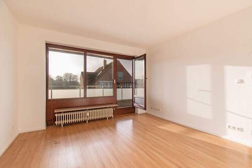 Lichtdurchflutetes Wohnzimmer mit Zugang zur vorderen Terrasse - Etagenwohnung mit 62,00 m&sup2; in Hamburg zum Kaufen