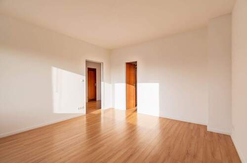 Geräumiges Wohnzimmer mit gepflegtem Laminatboden - 